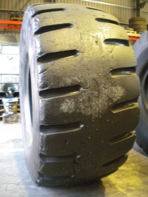 Industrial tire - Size 26.5-25 MILITARY RETREADED