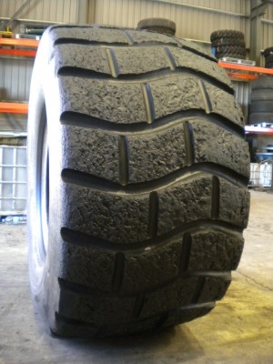 Industrial tire - 750/65-25 VSLTS RETREADED Y RECARVED