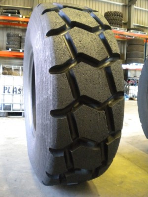 Industrial tire - Size 20.5-25 XHT RETREADED
