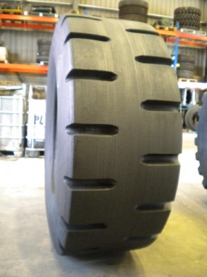 Industrial tire - Size 20.5-25 MILITARY RETREADED