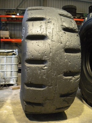 Industrial tire - Size 29.5-25 MILITARY RETREADED