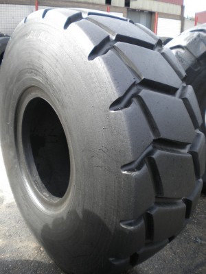 Industrial tire - Size 23.5-25 XHT RETREADED