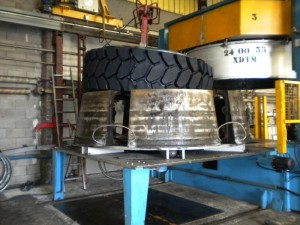 Dans nos pneus rechapés de l'usine par deux procédés industriels différents: moule et autoclave.