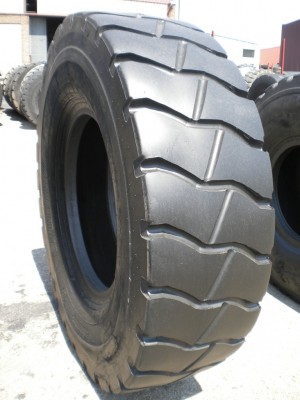 Industrial tire - Size 18.00-33 VCHSS RECARVED