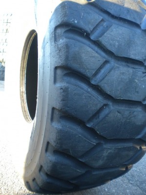 Industrial tire - Size 23.5-25 VSNT RECARVED