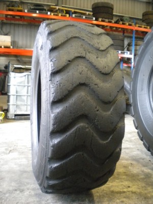 Industrial tire - Size 17.5-25 XHA2