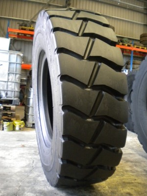 Industrial tire - Size 18.00-33 VSCH RECARVED