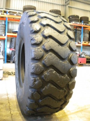 Industrial tire - Size 23.5-25 XHM RETREADED