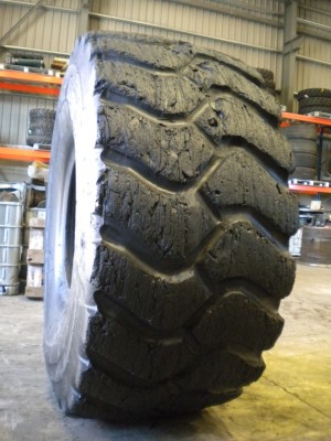 Industrial tire - Size 29.5-25 VSNT RECARVED