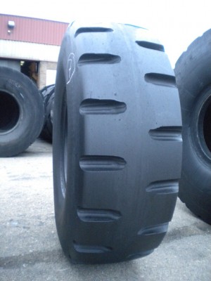 Industrial tire - Size 20.5-25 MILITARY RETREADED