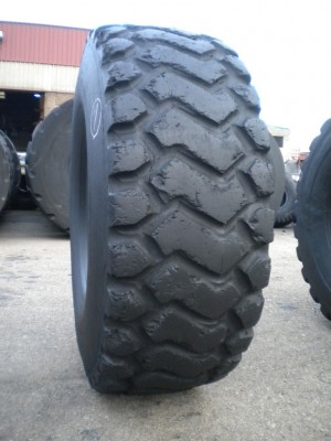 Pneu industriel - Mesure 23.5-25 XHM RECHAPES Y RETAILLADE