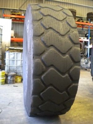 Industrial tire - Size 18.00-25 XHA RETREADED