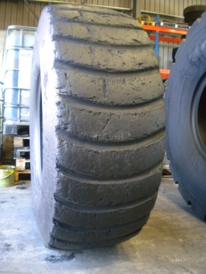 Industrial tire - Size 20.5-25 MLT RECARVED