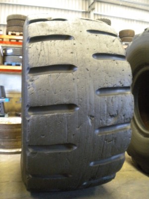Industrial tire - Size 35/65-33 VSDL RECARVED