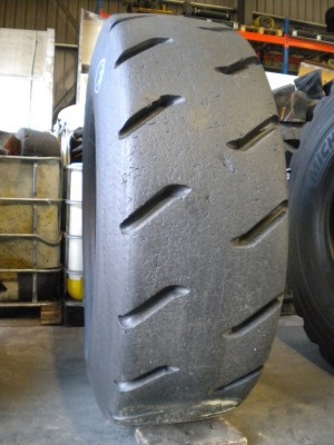 Industrial tire - Size 17.5-25 RGT RETREADED