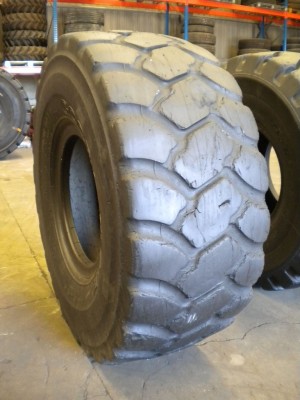Industrial tire - Size 23.5-25 RT3B