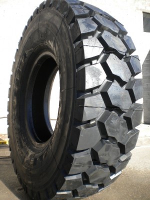 Industrial tire - Size 18.00-33 TRI-TB526S STOCK 2 UNITS 2700,- EUROS/UNIT