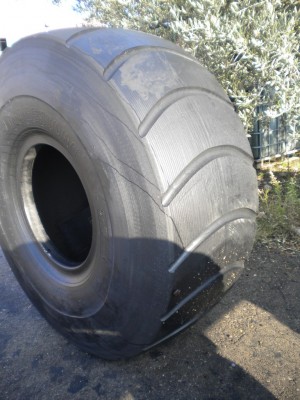 Industrial tire - Size 26.5-25 MLT RETREADED