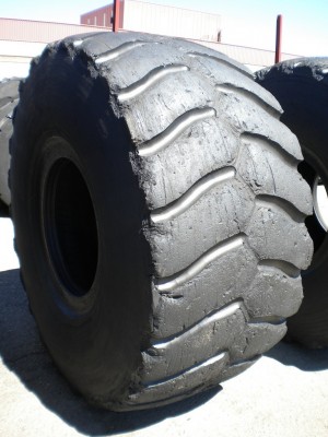 Industrial tire - Size 29.5-25 XLD D-2 RECARVED